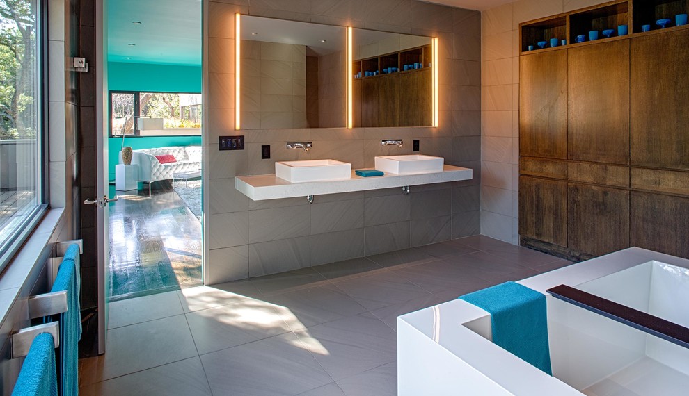 Ejemplo de cuarto de baño rectangular contemporáneo con baldosas y/o azulejos de porcelana y lavabo sobreencimera