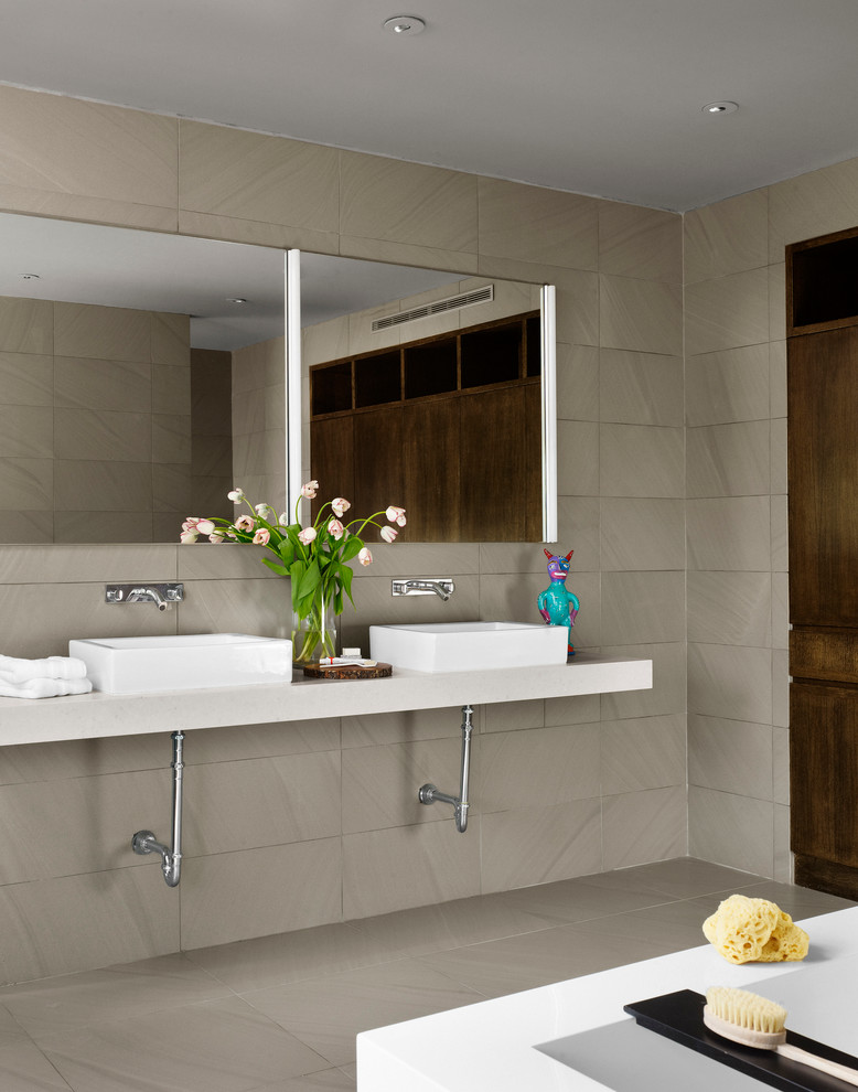 Ispirazione per una stanza da bagno padronale contemporanea con pareti grigie, lavabo a bacinella e piastrelle grigie