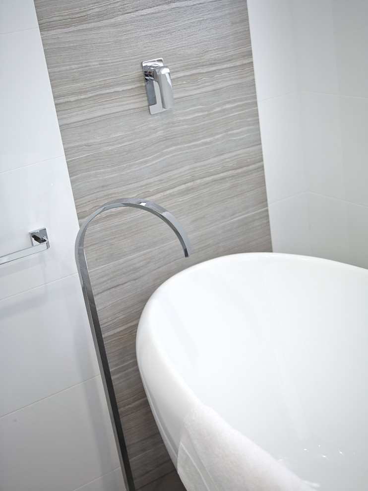Идея дизайна: главная ванная комната среднего размера в современном стиле с монолитной раковиной, светлыми деревянными фасадами, отдельно стоящей ванной, открытым душем, инсталляцией, серой плиткой, белыми стенами и полом из керамогранита