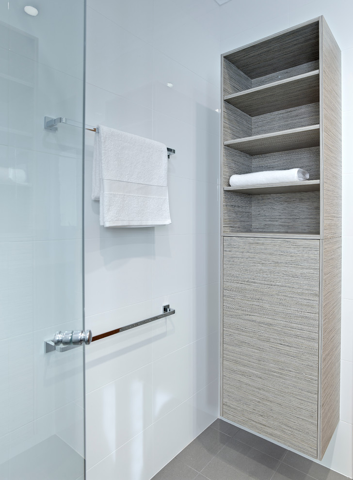 Idee per una stanza da bagno con doccia design di medie dimensioni con lavabo integrato, ante in legno chiaro, doccia ad angolo, WC sospeso, piastrelle grigie, pareti bianche e pavimento in gres porcellanato