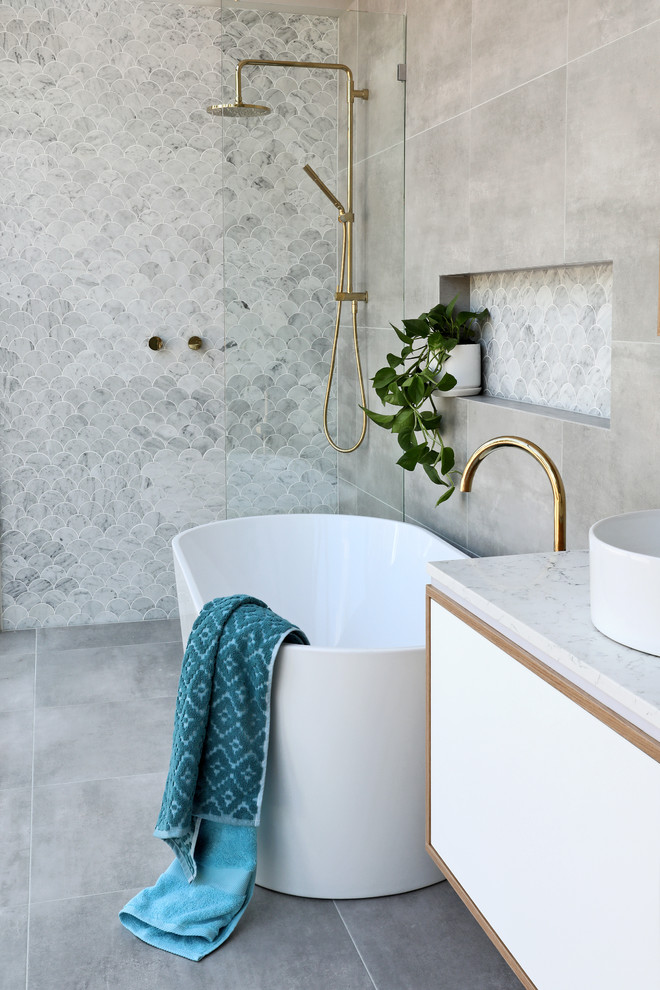 Источник вдохновения для домашнего уюта: ванная комната в современном стиле с плоскими фасадами, белыми фасадами, отдельно стоящей ванной, душем без бортиков, настольной раковиной, серым полом и открытым душем