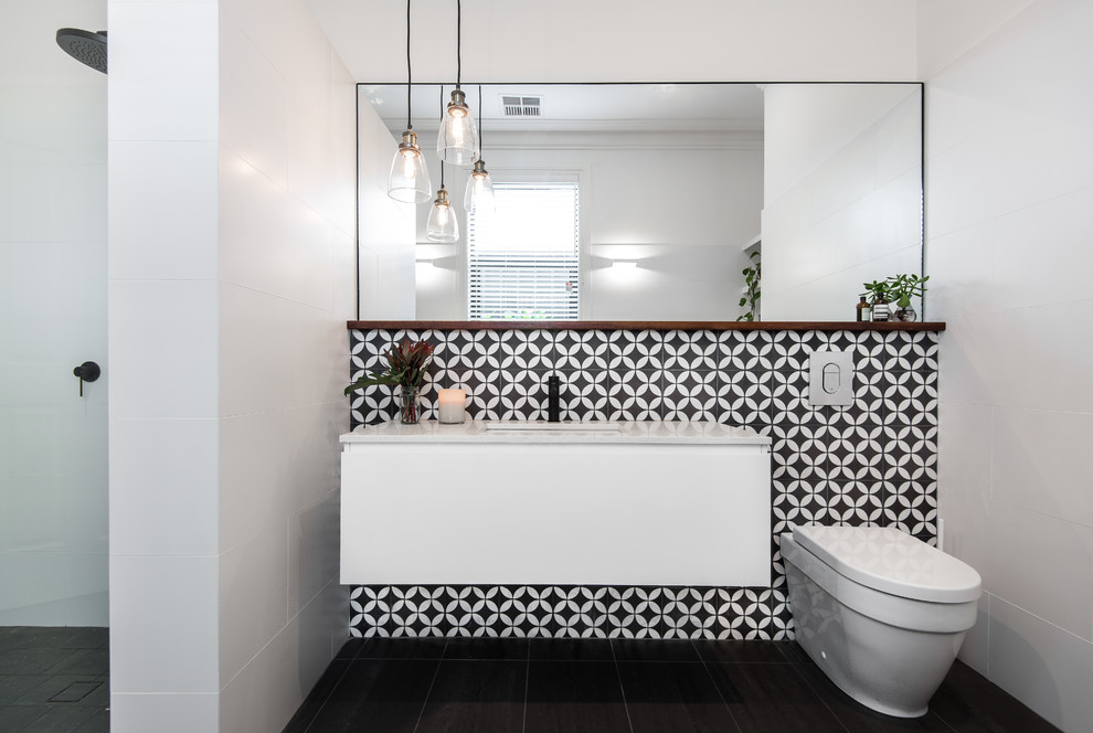 Diseño de cuarto de baño azulejo de dos tonos contemporáneo