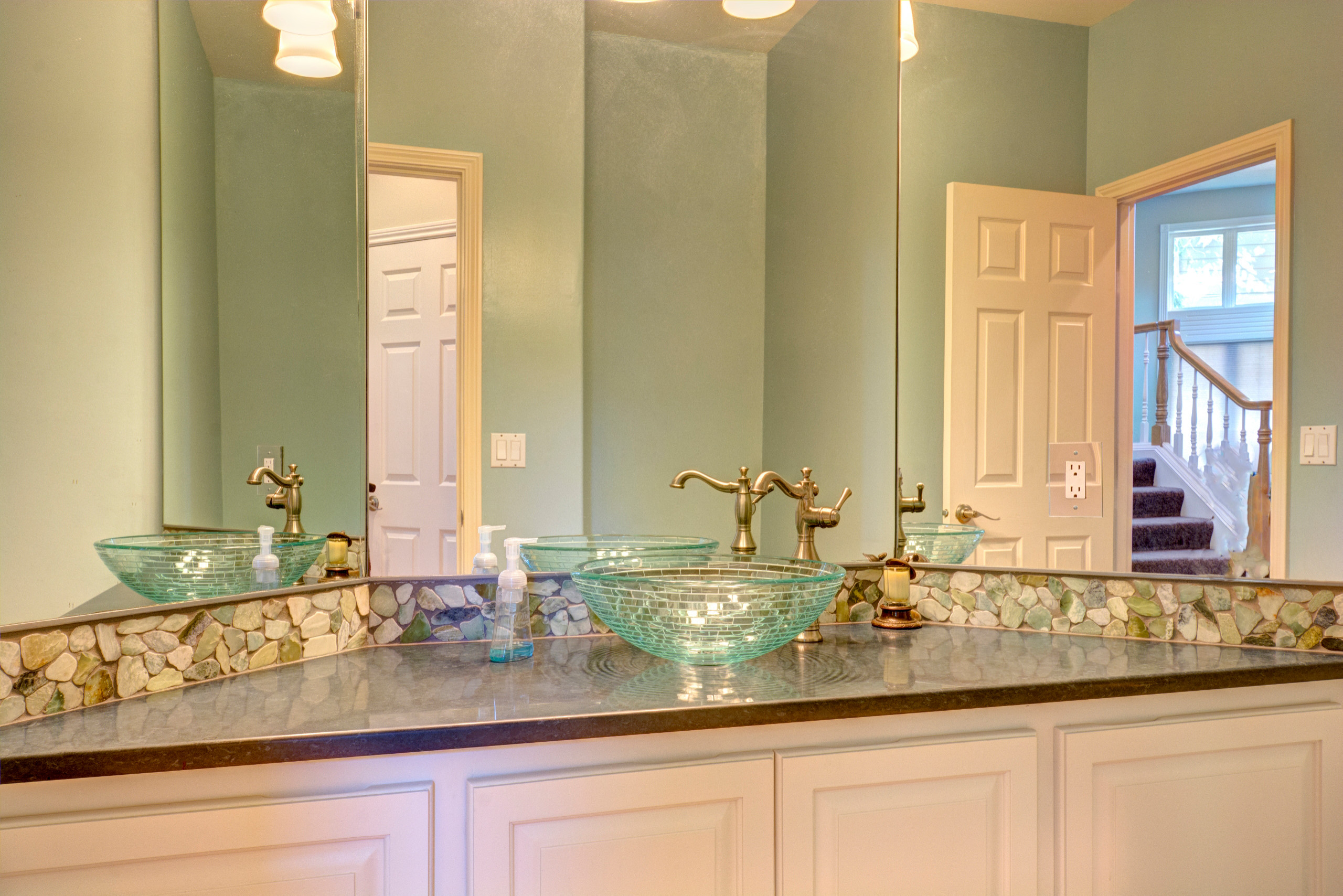 75 Green Pebble Tile Bathroom Ideas You'll Love - October, 2022 | Houzz