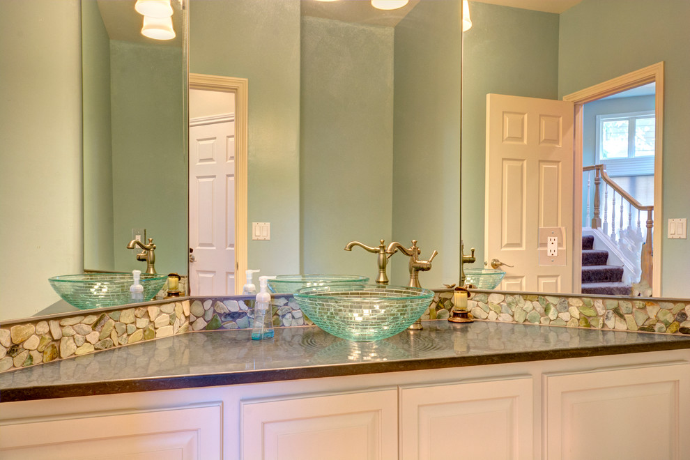 Idéer för mellanstora vintage badrum med dusch, med grön kakel, kakel i småsten, luckor med upphöjd panel, vita skåp, grå väggar, ett fristående handfat och granitbänkskiva