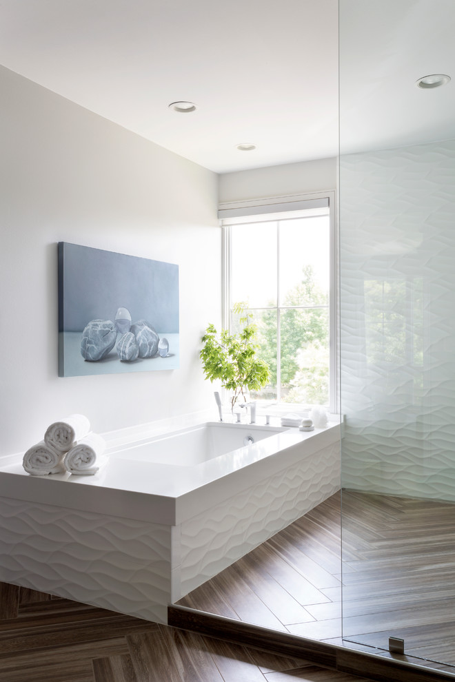 Foto di una grande stanza da bagno padronale minimal con pareti bianche, parquet scuro, vasca sottopiano, doccia a filo pavimento, doccia aperta, pavimento marrone e soffitto a volta