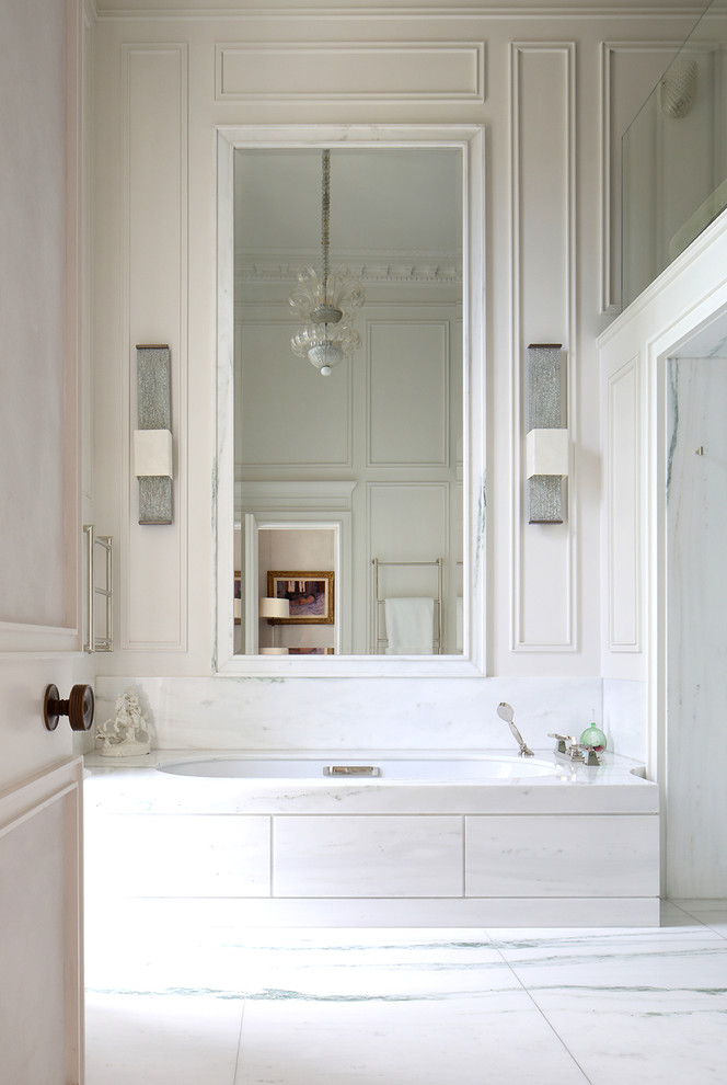 Esempio di una grande stanza da bagno tradizionale con vasca sottopiano, piastrelle bianche, lastra di pietra, pareti bianche e pavimento bianco