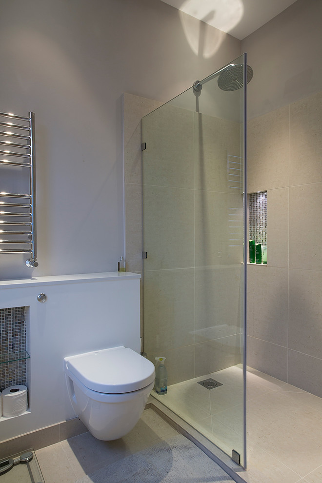 Mittelgroßes Modernes Duschbad mit Wandtoilette und braunen Fliesen in London