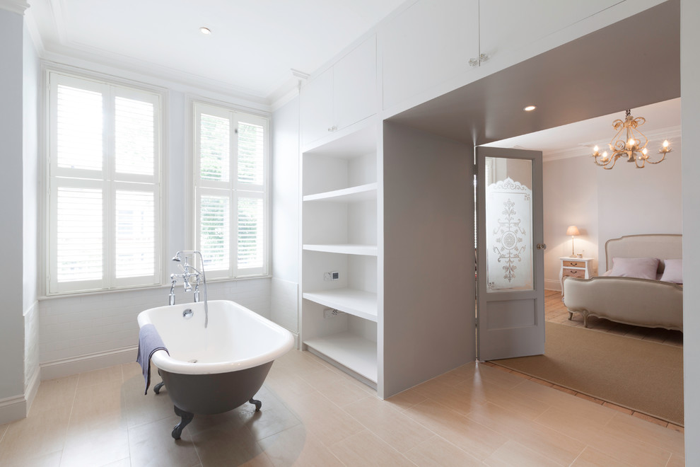 Großes Stilmix Badezimmer mit Wandwaschbecken, freistehender Badewanne, offener Dusche, blauer Wandfarbe und Keramikboden in Oxfordshire