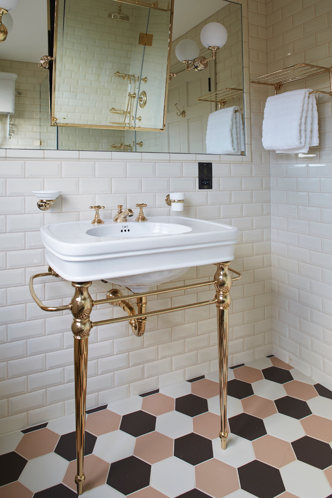 Modelo de cuarto de baño clásico con lavabo tipo consola, encimera de cuarzo compacto, ducha esquinera, baldosas y/o azulejos beige, suelo de baldosas de porcelana y aseo y ducha