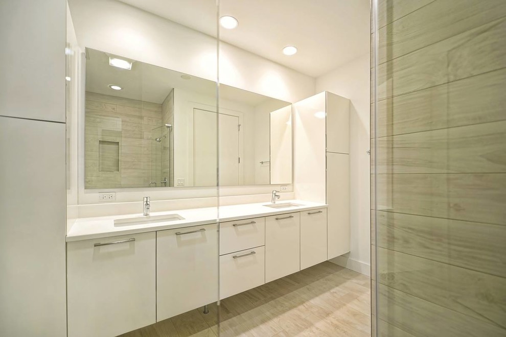 Imagen de cuarto de baño principal contemporáneo de tamaño medio con armarios con paneles lisos, puertas de armario blancas y encimera de cuarcita