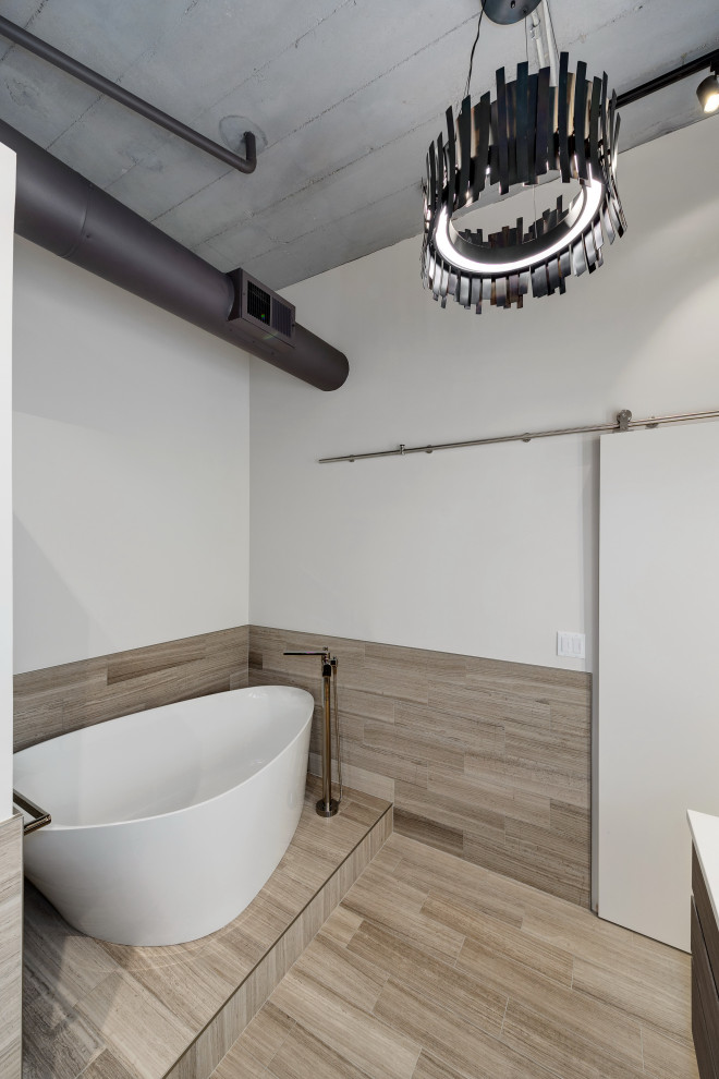 Пример оригинального дизайна: огромная главная ванная комната в стиле неоклассика (современная классика) с фасадами островного типа, серыми фасадами, отдельно стоящей ванной, угловым душем, инсталляцией, серой плиткой, мраморной плиткой, белыми стенами, мраморным полом, врезной раковиной, столешницей из искусственного кварца, серым полом, душем с распашными дверями, белой столешницей, нишей, тумбой под две раковины, подвесной тумбой, балками на потолке и стенами из вагонки