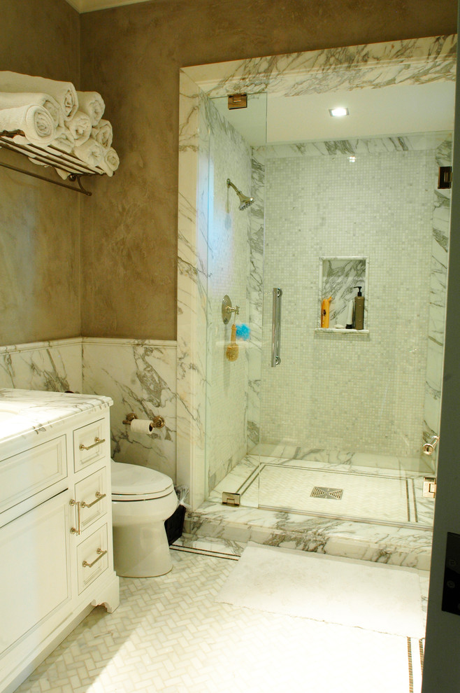 Idee per una grande stanza da bagno padronale chic con lavabo sottopiano, ante con riquadro incassato, ante bianche, top in marmo, doccia alcova, piastrelle grigie, lastra di pietra, pareti beige e pavimento in marmo