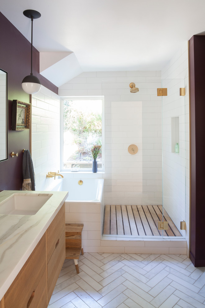 サンフランシスコにあるミッドセンチュリースタイルのおしゃれな浴室 (開き戸のシャワー、フラットパネル扉のキャビネット、淡色木目調キャビネット、ドロップイン型浴槽、コーナー設置型シャワー、白いタイル、サブウェイタイル、紫の壁、大理石の床、アンダーカウンター洗面器、白い床、白い洗面カウンター) の写真