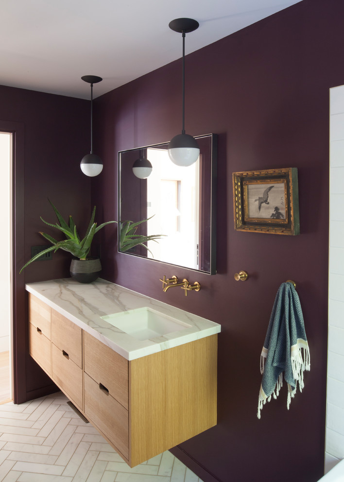 Ejemplo de cuarto de baño retro con paredes púrpuras, suelo de mármol y encimera de mármol