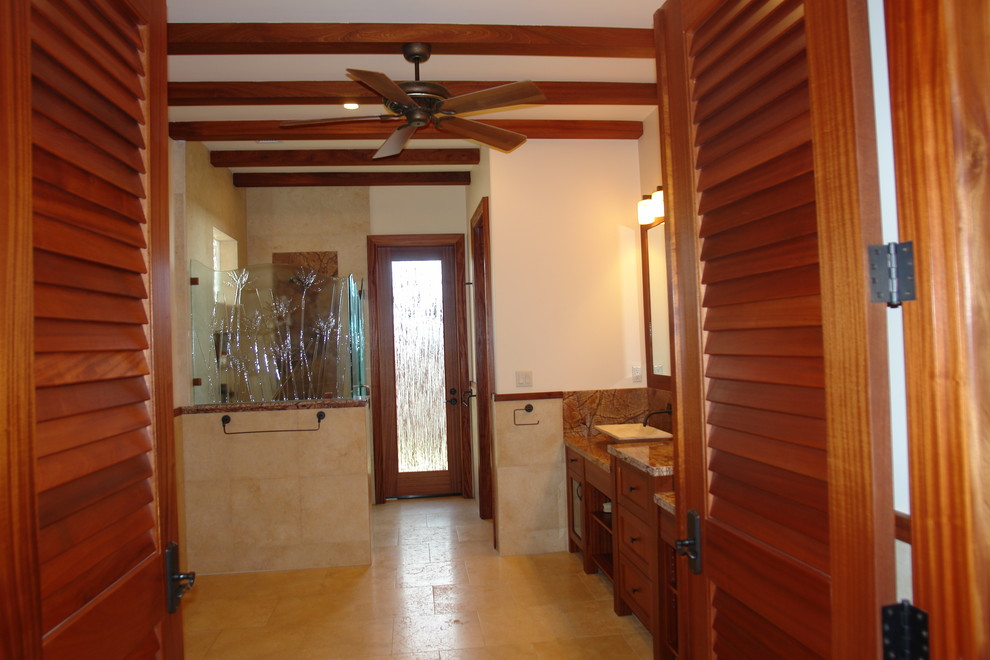 Идея дизайна: огромная главная ванная комната в морском стиле с фасадами в стиле шейкер, темными деревянными фасадами, отдельно стоящей ванной, открытым душем, унитазом-моноблоком, бежевыми стенами, полом из известняка, настольной раковиной и мраморной столешницей
