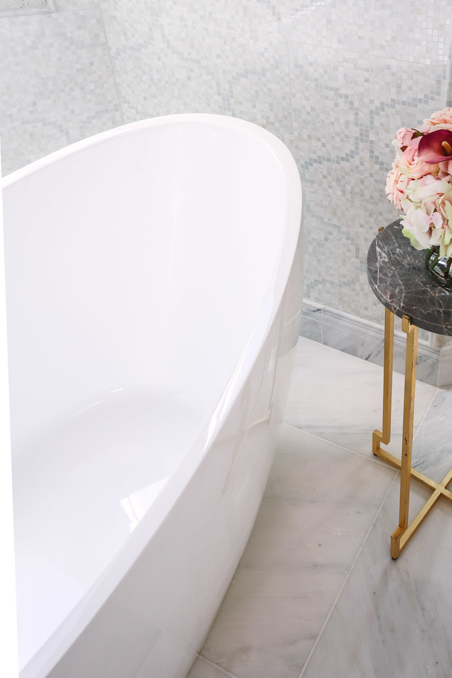 Exemple d'une salle de bain principale tendance avec un placard à porte persienne, des portes de placard blanches, une baignoire indépendante, une douche d'angle, un carrelage blanc, un mur blanc, un sol en marbre, une vasque, un sol gris et un plan de toilette blanc.
