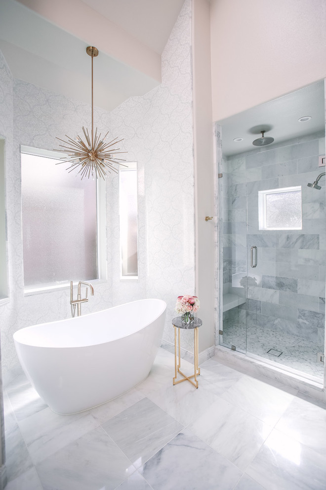 Réalisation d'une salle de bain principale design avec un placard à porte persienne, des portes de placard blanches, une baignoire indépendante, une douche d'angle, un carrelage blanc, un mur blanc, un sol en marbre, une vasque, un sol gris et un plan de toilette blanc.