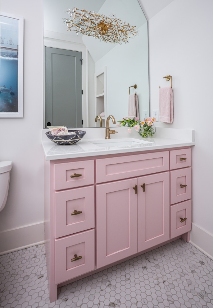 Idée de décoration pour une salle de bain grise et rose tradition avec un placard à porte shaker, un mur blanc, un lavabo encastré, un sol blanc et un plan de toilette blanc.