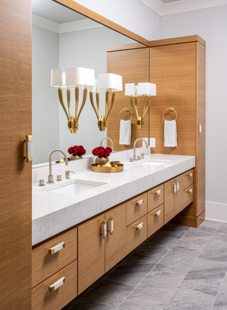 Свежая идея для дизайна: ванная комната в стиле неоклассика (современная классика) с плоскими фасадами, фасадами цвета дерева среднего тона, серыми стенами, врезной раковиной, серым полом и белой столешницей - отличное фото интерьера