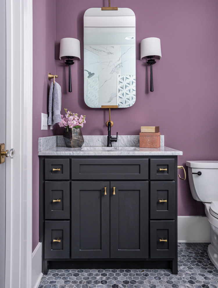 Modern inredning av ett vit vitt badrum, med skåp i shakerstil, svarta skåp, lila väggar, mosaikgolv, ett undermonterad handfat och grått golv