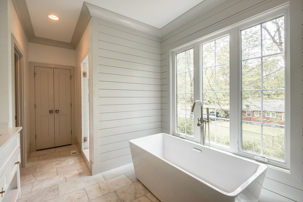 Cette photo montre une grande salle de bain principale chic avec un placard à porte shaker, des portes de placard blanches, un carrelage blanc, un plan de toilette en quartz modifié et un plan de toilette blanc.