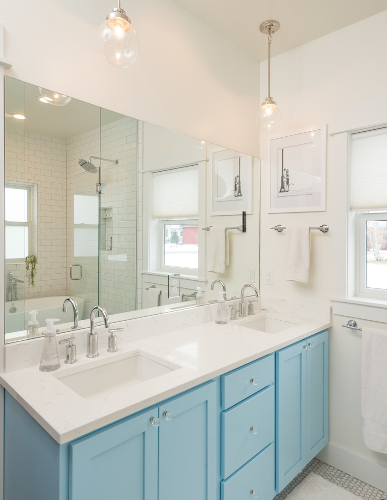 Esempio di una stanza da bagno classica con ante in stile shaker, ante blu, vasca freestanding, piastrelle bianche, piastrelle diamantate, pareti bianche, pavimento con piastrelle a mosaico, lavabo sottopiano e pavimento bianco
