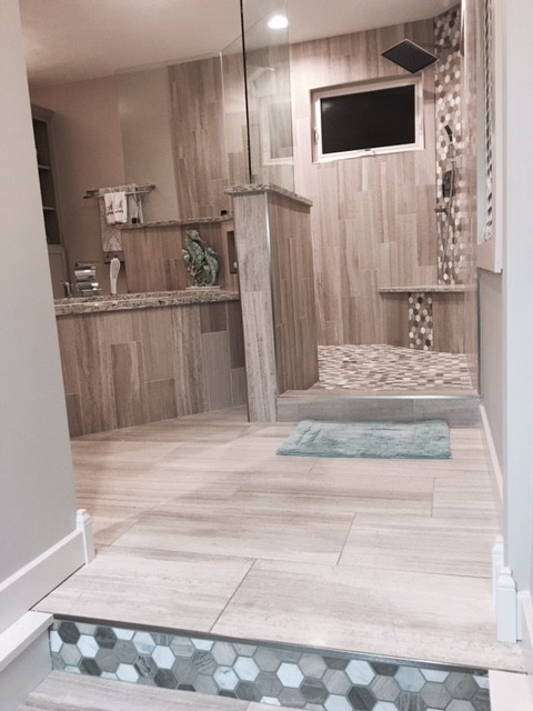 Modern inredning av ett mellanstort en-suite badrum, med skåp i shakerstil, grå skåp, ett platsbyggt badkar, en öppen dusch, en toalettstol med hel cisternkåpa, grå kakel, mosaik, grå väggar, marmorgolv, ett undermonterad handfat och bänkskiva i kvartsit