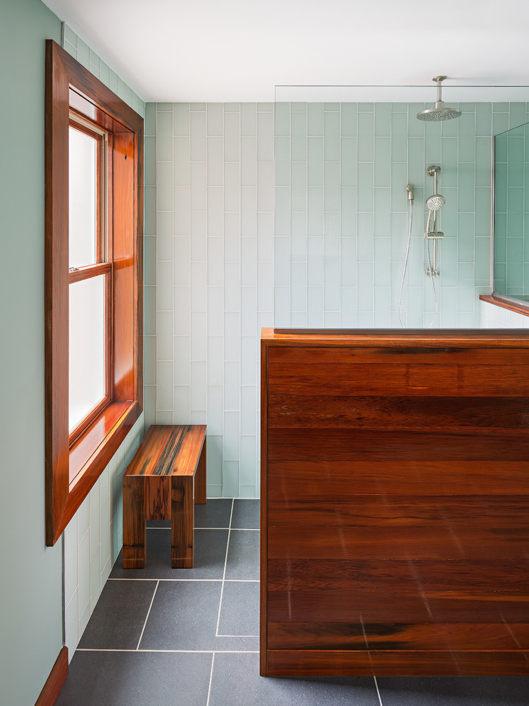 Foto di una stanza da bagno design con doccia aperta, piastrelle blu, piastrelle di vetro, pareti blu e doccia aperta