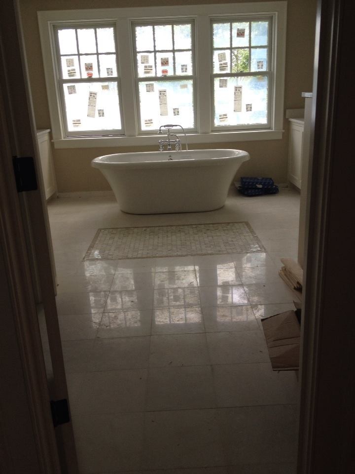 Inspiration för moderna en-suite badrum, med ett fristående badkar, vit kakel, tunnelbanekakel, beige väggar och marmorgolv