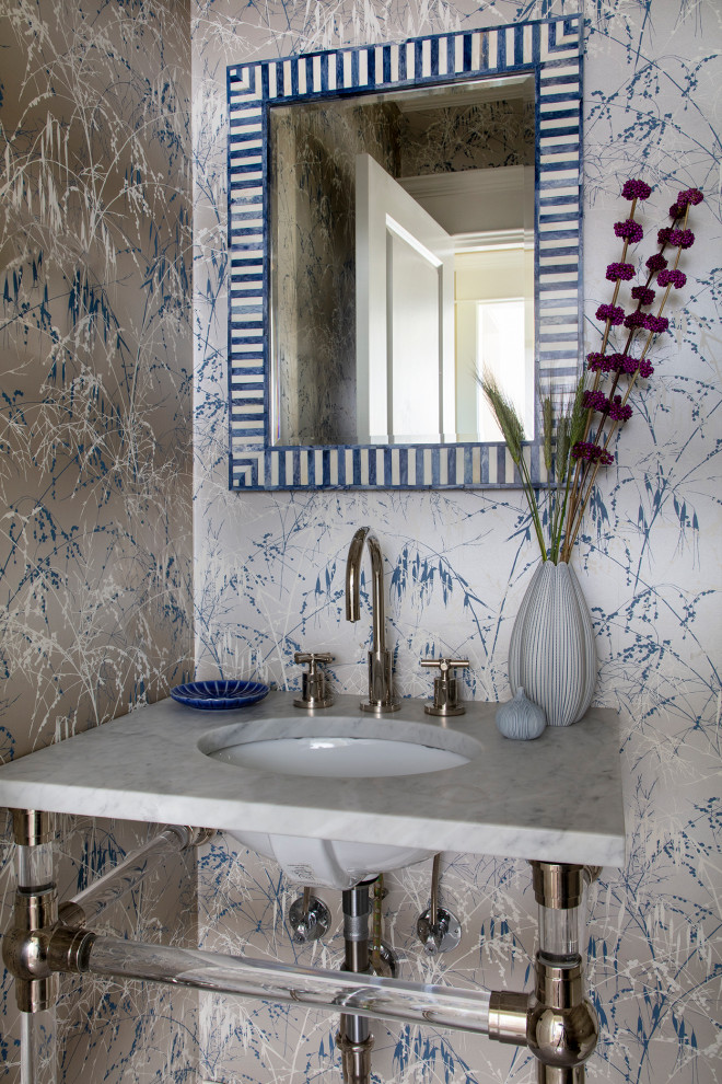 Foto di una stanza da bagno con doccia tradizionale di medie dimensioni con pavimento in marmo, lavabo a colonna e top in marmo