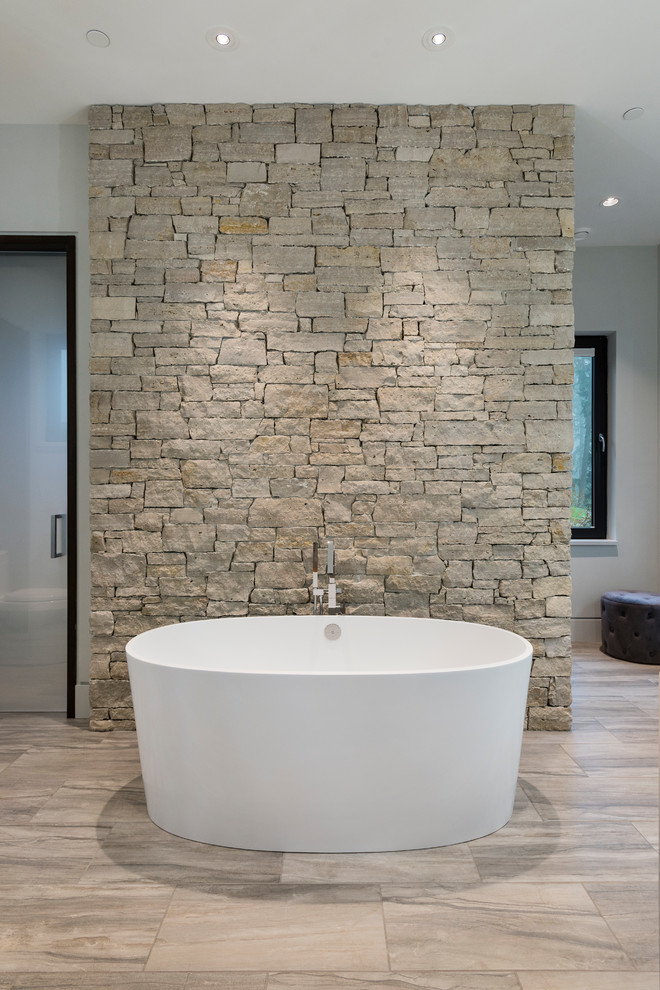 Exempel på ett klassiskt vit vitt en-suite badrum, med släta luckor, grå skåp, ett fristående badkar, våtrum, vit kakel, marmorkakel, vita väggar, klinkergolv i porslin, ett undermonterad handfat, marmorbänkskiva, grått golv och med dusch som är öppen