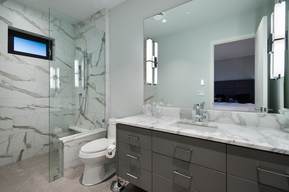 Пример оригинального дизайна: большая ванная комната в стиле неоклассика (современная классика) с плоскими фасадами, коричневыми фасадами, душем без бортиков, раздельным унитазом, серой плиткой, керамогранитной плиткой, белыми стенами, полом из керамогранита, душевой кабиной, врезной раковиной, мраморной столешницей, серым полом, открытым душем и белой столешницей