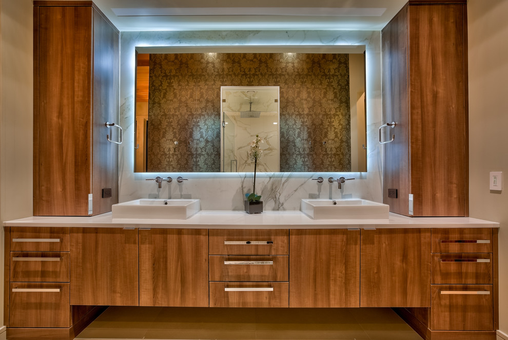 На фото: ванная комната в современном стиле с настольной раковиной, плоскими фасадами, фасадами цвета дерева среднего тона и бежевыми стенами