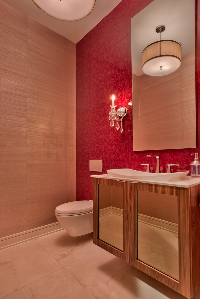 Idéer för att renovera ett funkis badrum, med ett fristående handfat, en vägghängd toalettstol, röd kakel, marmorgolv och röda väggar