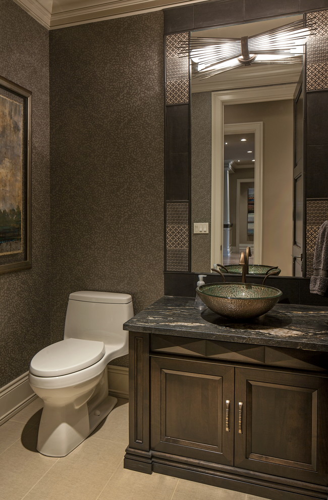 Источник вдохновения для домашнего уюта: ванная комната среднего размера в стиле неоклассика (современная классика) с фасадами с утопленной филенкой, темными деревянными фасадами, унитазом-моноблоком и настольной раковиной