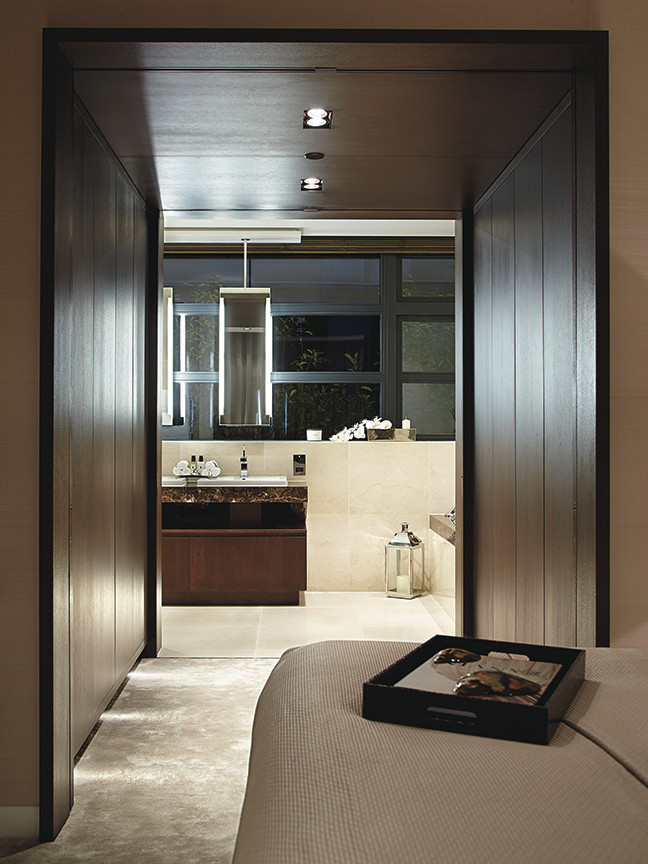 Exempel på ett mellanstort modernt en-suite badrum, med släta luckor, bruna skåp, ett undermonterat badkar, beige kakel, keramikplattor, beige väggar, ett nedsänkt handfat, marmorbänkskiva och beiget golv