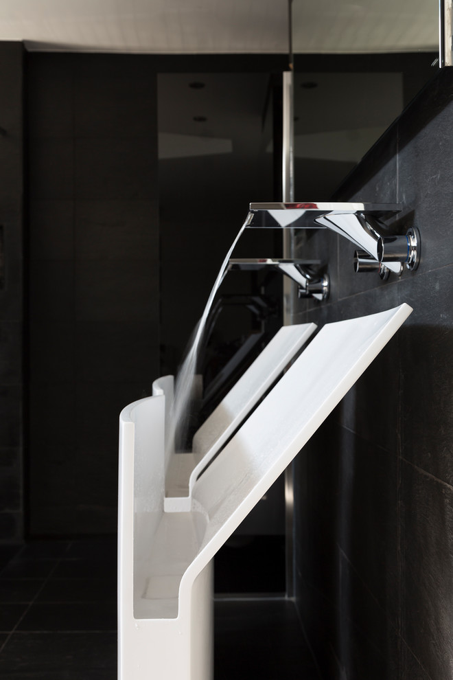 Свежая идея для дизайна: главная ванная комната в стиле модернизм с отдельно стоящей ванной, открытым душем, инсталляцией, черной плиткой, керамической плиткой, черными стенами, консольной раковиной, черным полом и открытым душем - отличное фото интерьера