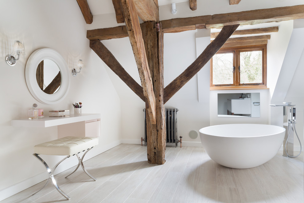 Uriges Badezimmer mit freistehender Badewanne, Duschnische, Wandtoilette, gelber Wandfarbe, Waschtischkonsole und offener Dusche in London