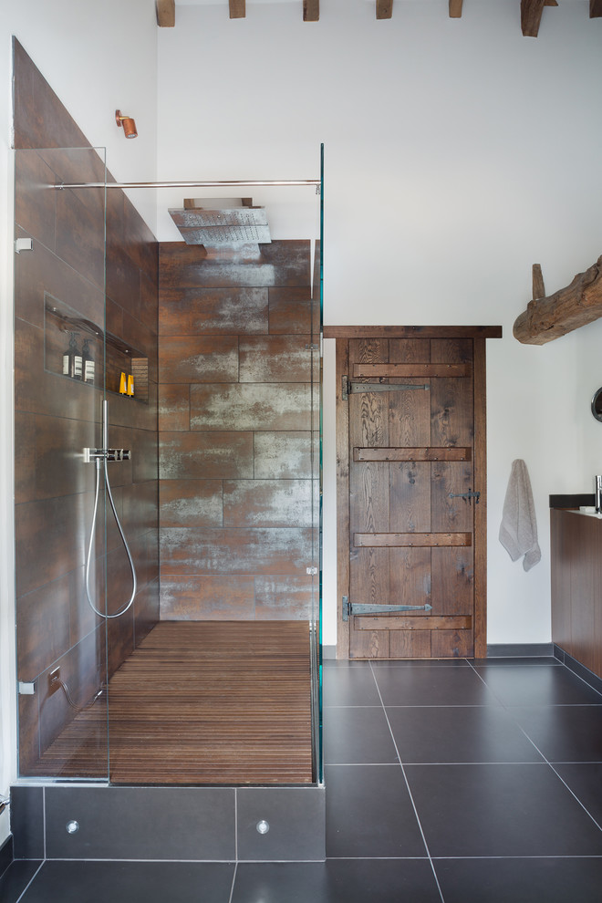 Foto de cuarto de baño rústico con bañera exenta, sanitario de pared, paredes amarillas, lavabo tipo consola y ducha abierta