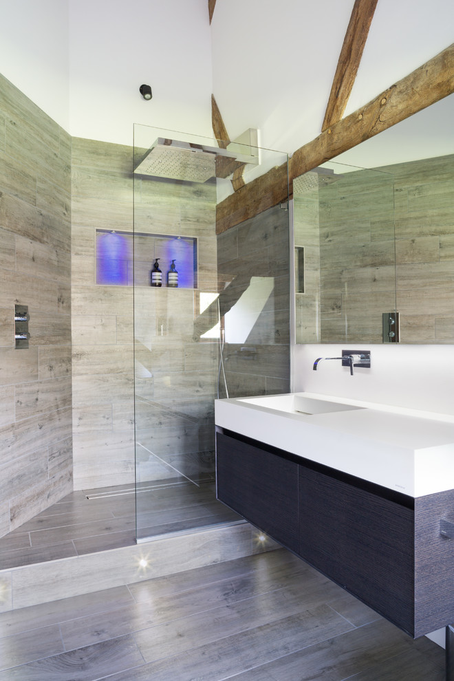 Foto di una stanza da bagno stile rurale con vasca freestanding, WC sospeso, pareti gialle, lavabo a consolle e doccia aperta