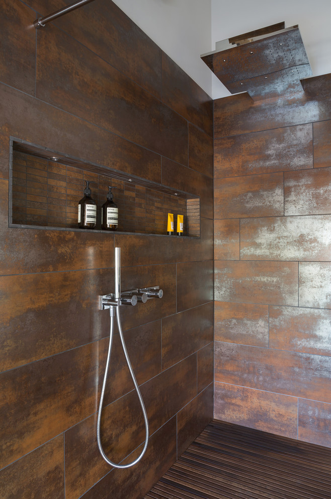 Идея дизайна: ванная комната в стиле рустика с отдельно стоящей ванной, инсталляцией, желтыми стенами, консольной раковиной и открытым душем