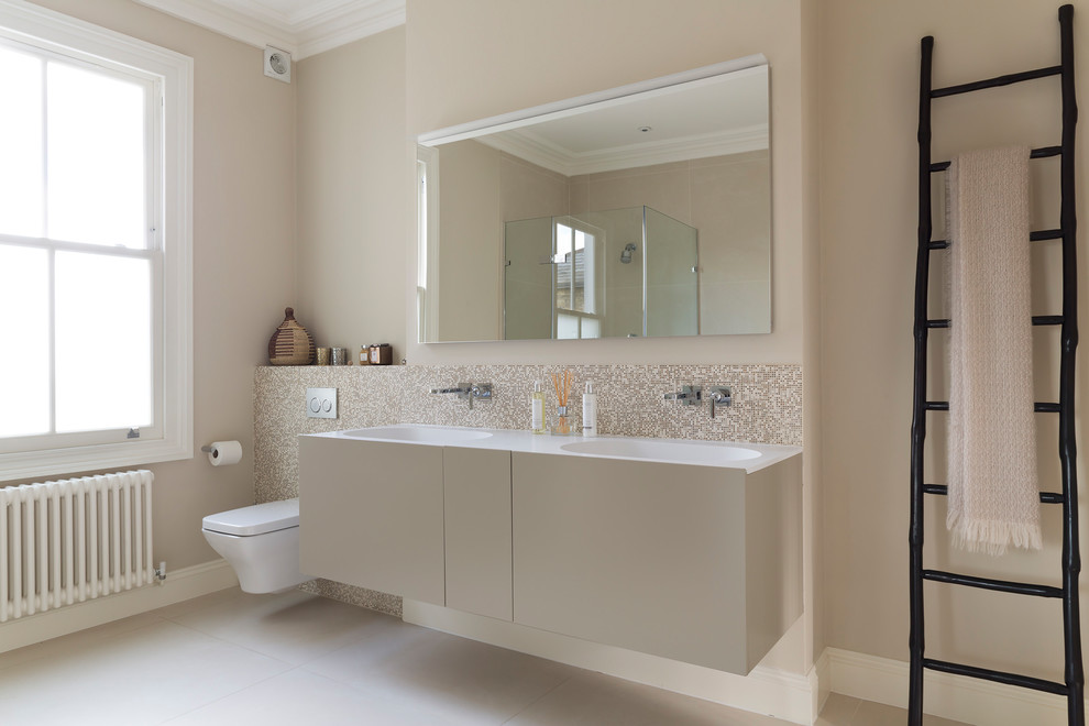 Esempio di una stanza da bagno padronale chic con ante lisce, ante beige, vasca freestanding, WC sospeso, piastrelle beige, piastrelle in ceramica e pareti beige