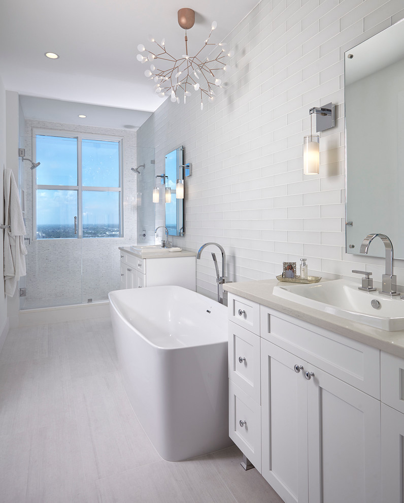 Inspiration för små klassiska en-suite badrum, med skåp i shakerstil, vita skåp, ett fristående badkar, en dusch i en alkov, vit kakel, glaskakel, vita väggar, klinkergolv i porslin, ett nedsänkt handfat och bänkskiva i kvarts