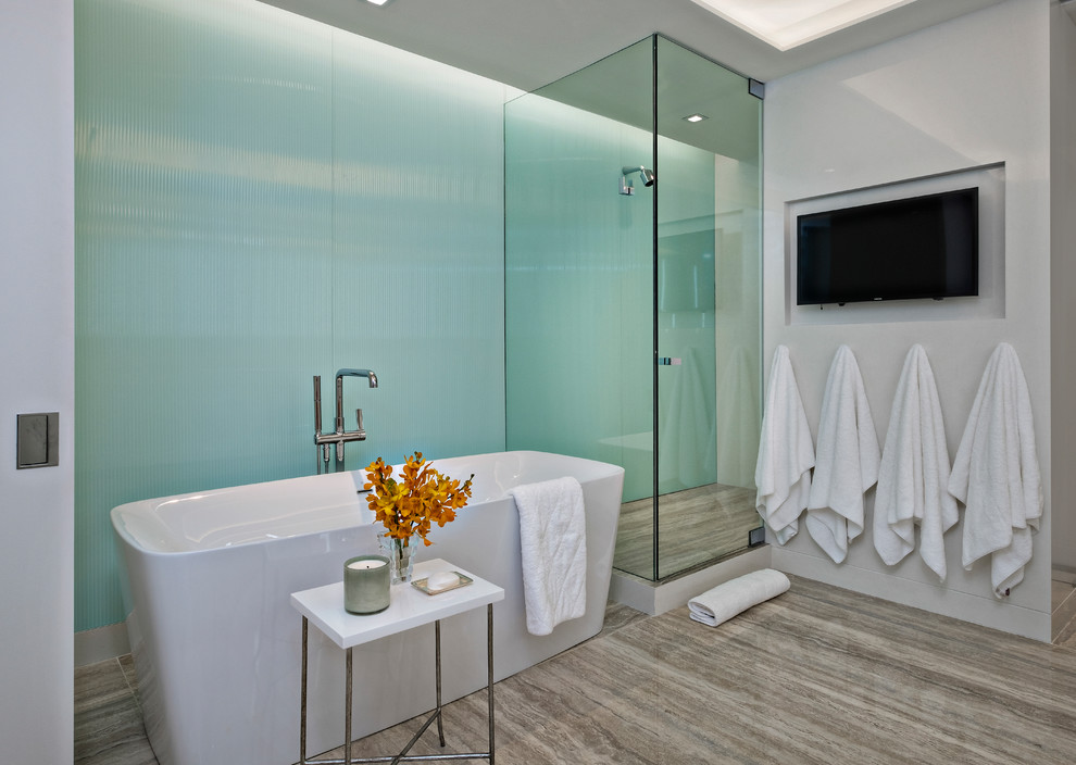 Пример оригинального дизайна: главная ванная комната среднего размера в стиле модернизм с отдельно стоящей ванной, угловым душем, белыми стенами, серым полом, душем с распашными дверями, плоскими фасадами, белыми фасадами, синей плиткой, врезной раковиной, столешницей из искусственного кварца и белой столешницей