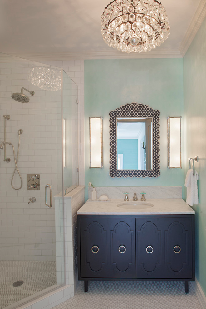 Cette photo montre une petite salle de bain tendance avec un lavabo encastré, un placard en trompe-l'oeil, des portes de placard noires, un plan de toilette en marbre, une douche d'angle, un carrelage blanc, des carreaux de céramique, un mur bleu et un sol en carrelage de céramique.