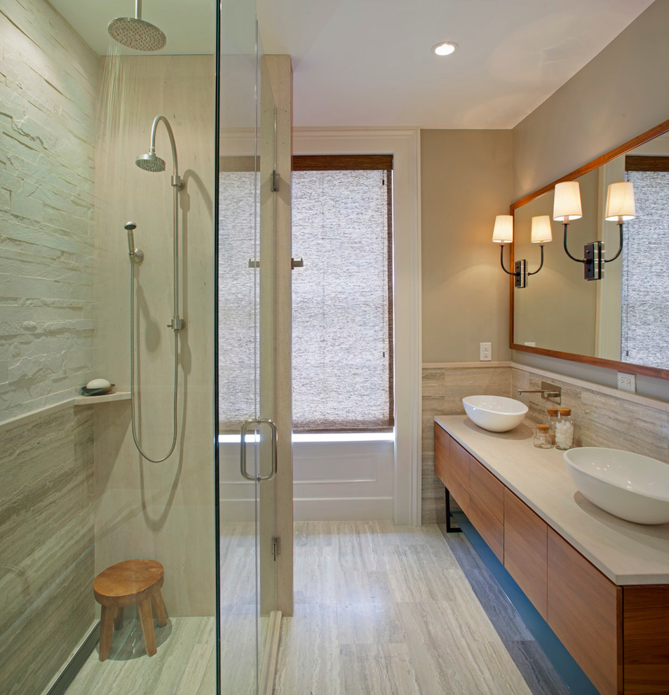 Réalisation d'une salle de bain principale design en bois brun de taille moyenne avec une vasque, un placard à porte plane, une douche d'angle, WC séparés, un carrelage beige, un carrelage de pierre, un mur gris et un sol en travertin.