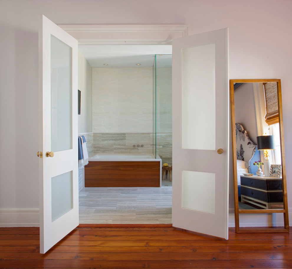 Modelo de cuarto de baño principal contemporáneo de tamaño medio con ducha esquinera, baldosas y/o azulejos beige, baldosas y/o azulejos de piedra, paredes beige y suelo de piedra caliza