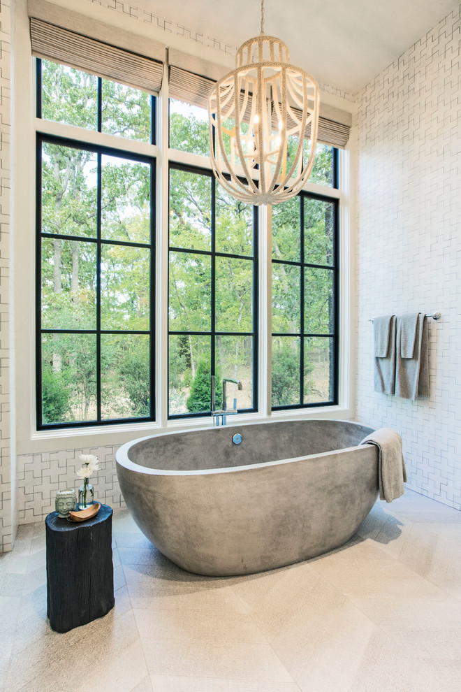 Esempio di una stanza da bagno padronale stile marino con vasca freestanding, pareti bianche e pavimento bianco