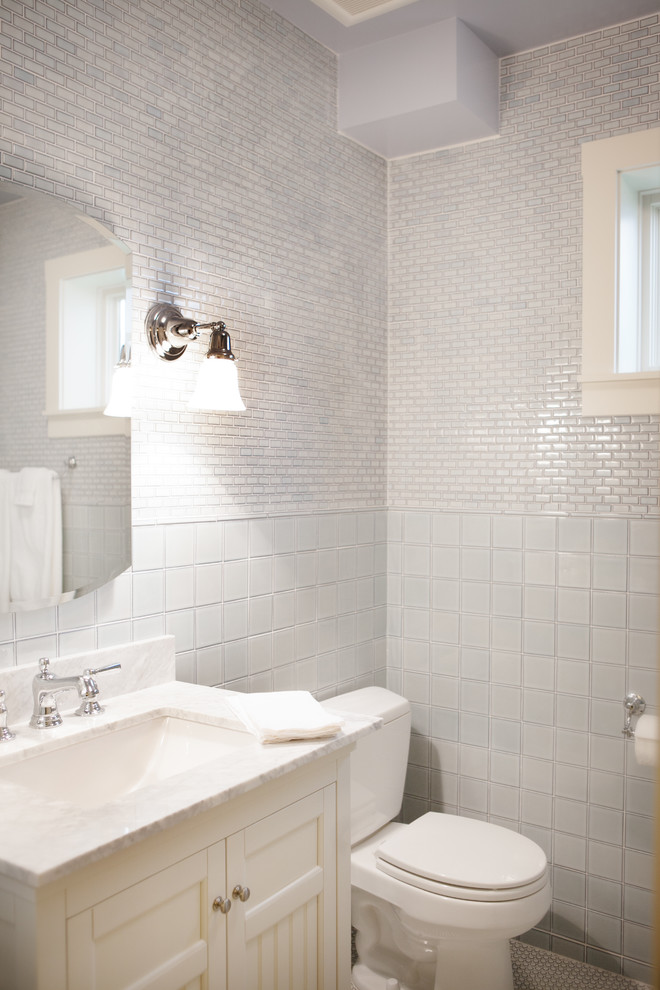 Идея дизайна: ванная комната в стиле кантри с врезной раковиной, фасадами с утопленной филенкой, белыми фасадами, раздельным унитазом, белой плиткой и окном