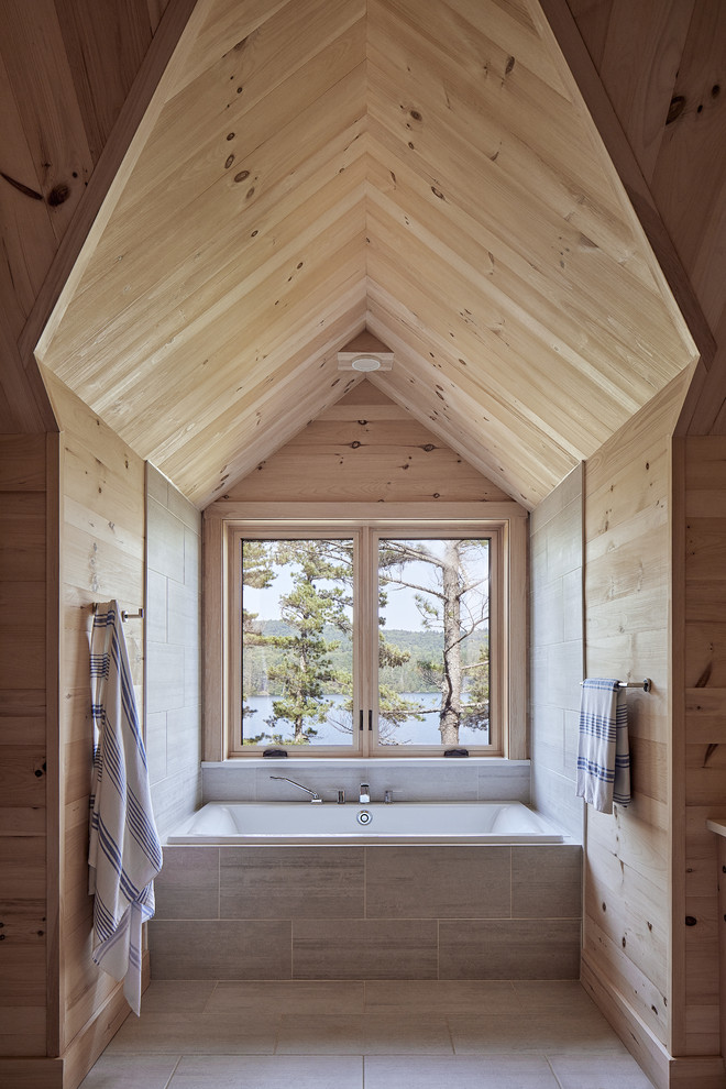 Источник вдохновения для домашнего уюта: большая главная ванная комната в стиле рустика с накладной ванной, коричневыми стенами, серым полом и полом из ламината